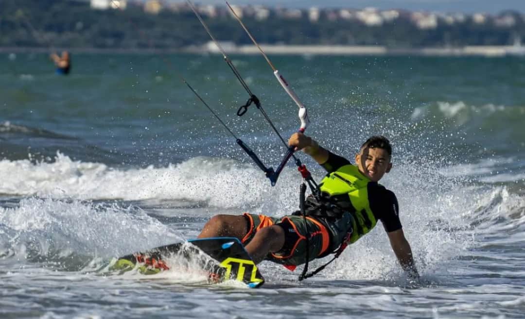 Czy kitesurfing jest niebezpieczny? Poznaj ryzyka i jak ich unikać