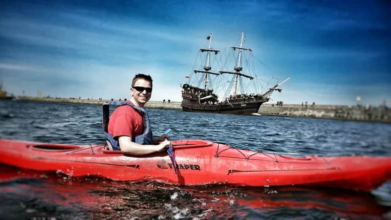 Jaka kamizelka na kajak? Wybierz bezpieczną i komfortową opcję