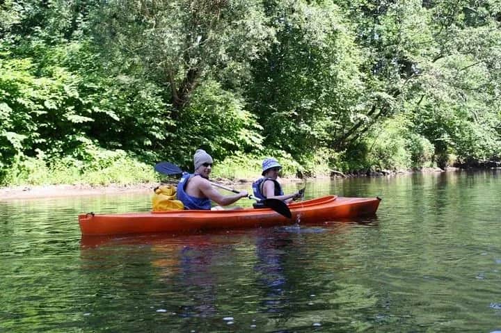 Spływ kajakowy Bobrem - idealne trasy, ceny i porady dla początkujących