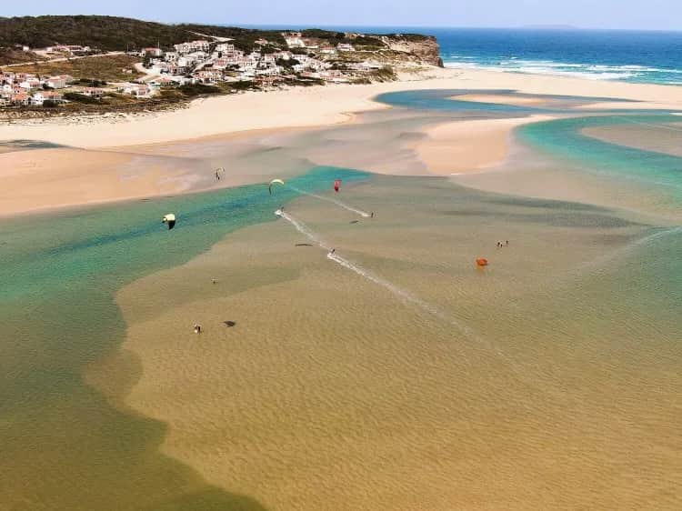 Najlepsze miejsca do kitesurfingu w Portugalii - gdzie je znaleźć