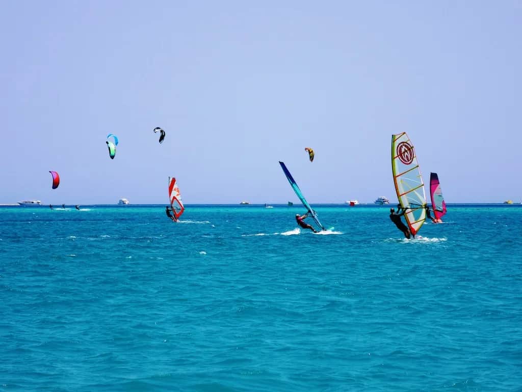 Kitesurfing czy windsurfing - który sport wybrać dla siebie?