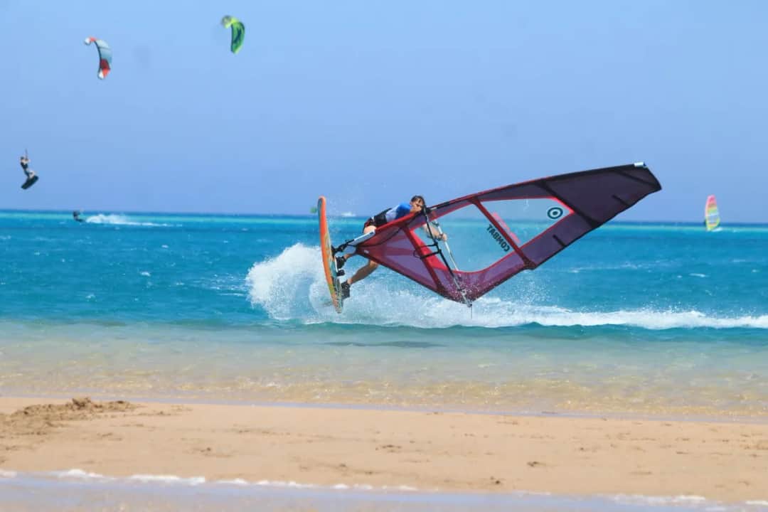 Gdzie na windsurfing zimą? Odkryj najlepsze miejsca z idealnymi warunkami