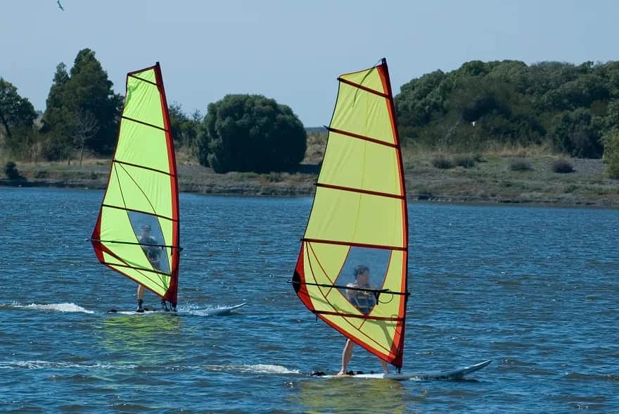 Jak wybrać idealną deskę do windsurfingu dla siebie i uniknąć błędów