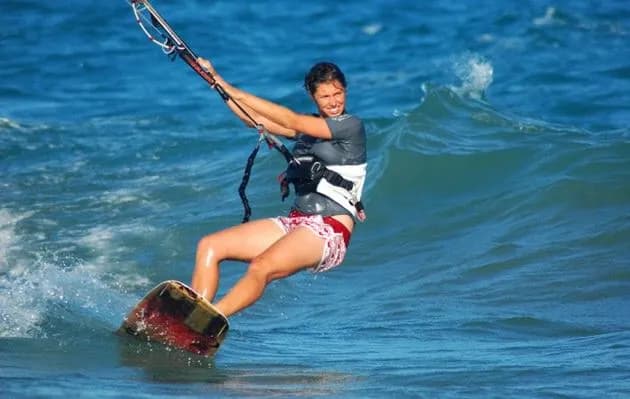 Kitesurfing co to? Poznaj tajniki i zasady tego ekscytującego sportu
