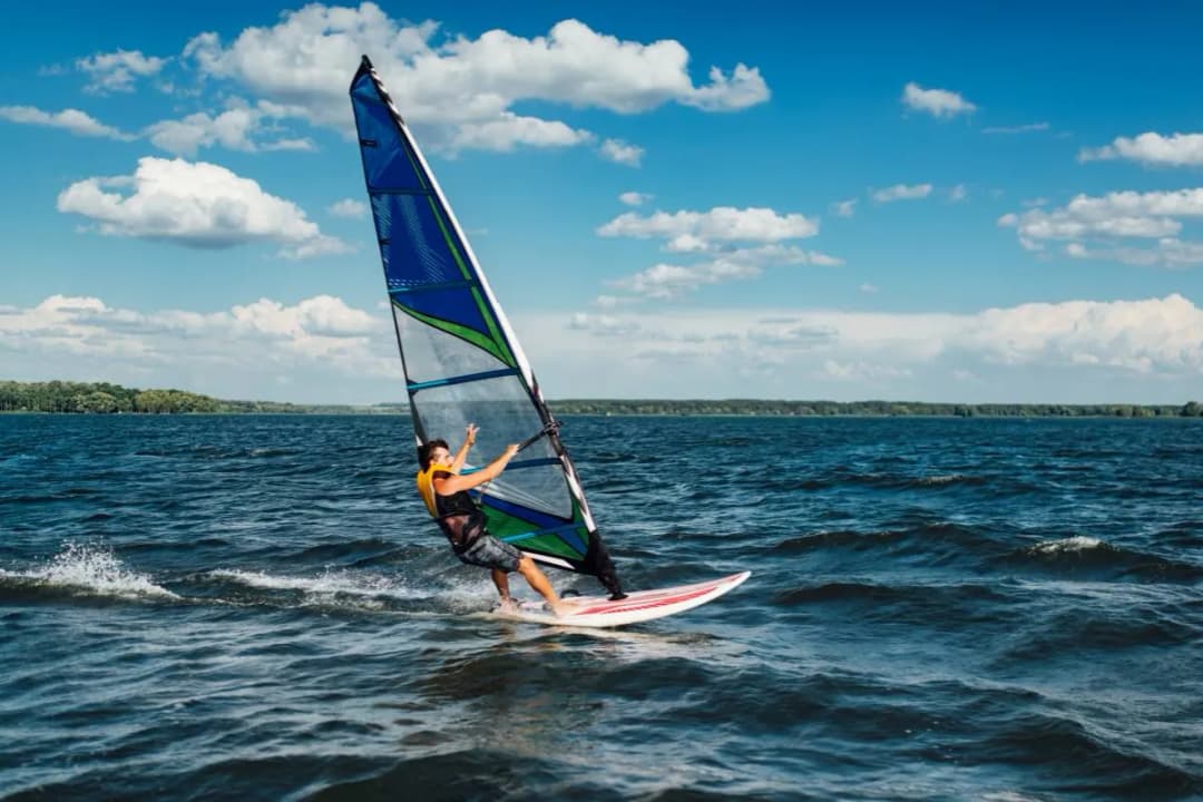 Najlepsze miejsca na windsurfing - gdzie windsurfing jest idealny?