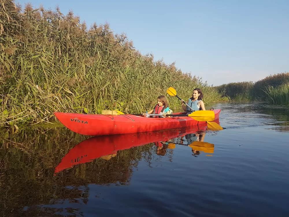 Biebrza spływy kajakowe: najlepsze trasy i porady dla każdego kajakarza