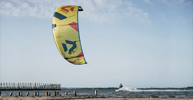 Gdzie kitesurfing w Polsce? Odkryj najlepsze lokalizacje i porady